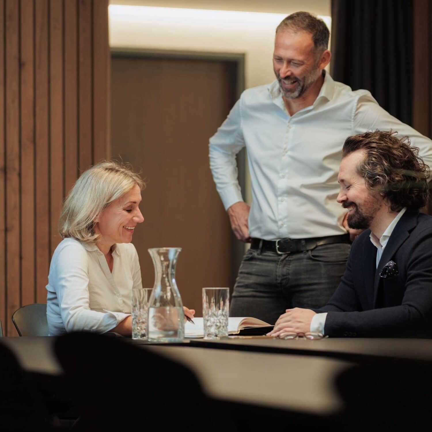 Ein Geschäftstreffen mit zwei Teilnehmern.